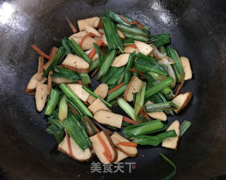 大蒜炒香干的做法步骤:10