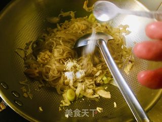 酸菜炒粉条的做法步骤：6