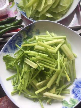 芹菜炒牛肉的做法步骤：2