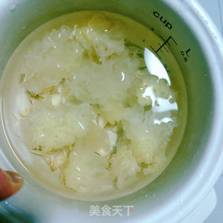 银耳百合枸杞汤的做法步骤：2