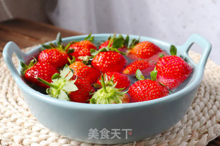 草莓鲜牛乳的做法步骤:2