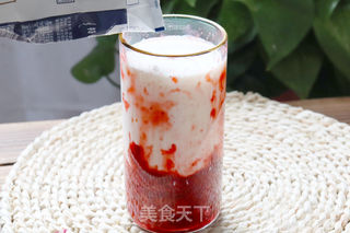 草莓鲜牛乳的做法步骤:7