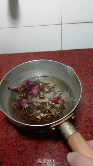 玫瑰黑糖奶茶的做法步骤：2