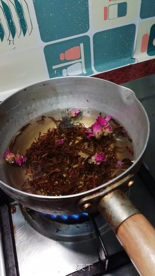 玫瑰黑糖奶茶的做法步骤：3