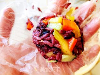 菠萝紫米饭团的做法步骤:10
