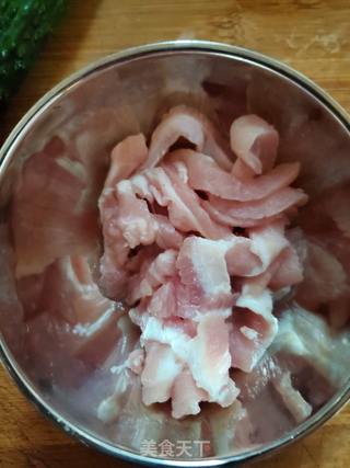 板筋肉炒青瓜的做法步骤:2