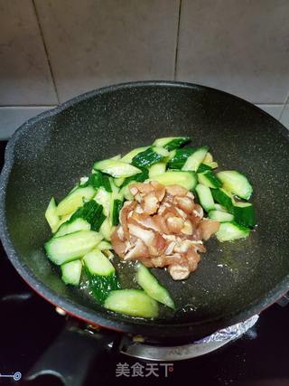 板筋肉炒青瓜的做法步骤:9