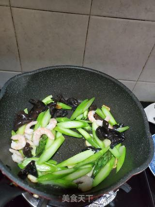芦笋炒虾仁黑木耳的做法步骤:10