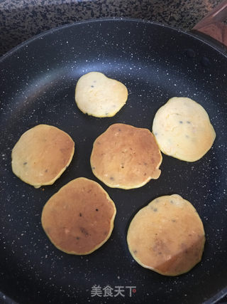 无需泡打粉松软奶香味十足的南瓜酸奶饼的做法步骤：5