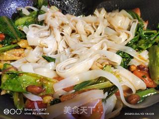 手撕鸡炒河粉的做法步骤：4