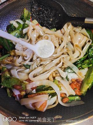 手撕鸡炒河粉的做法步骤：6