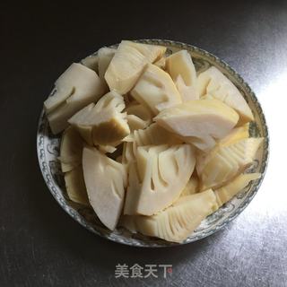 五花肉焖春笋的做法步骤：2