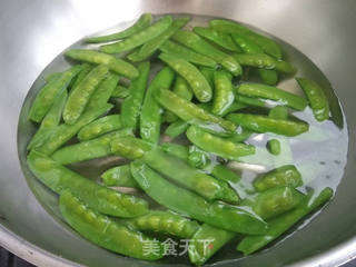 虾仁花蛤酱拌荷兰豆的做法步骤:2