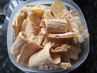 腐竹海参木耳烧翅根的做法步骤:2