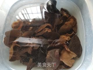 腐竹海参木耳烧翅根的做法步骤:4