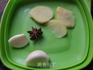 腐竹海参木耳烧翅根的做法步骤:5