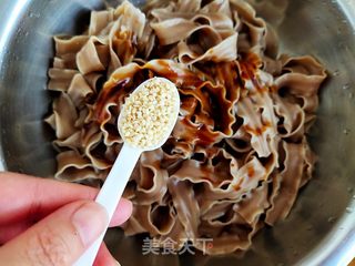 油泼刀削面的做法步骤:7