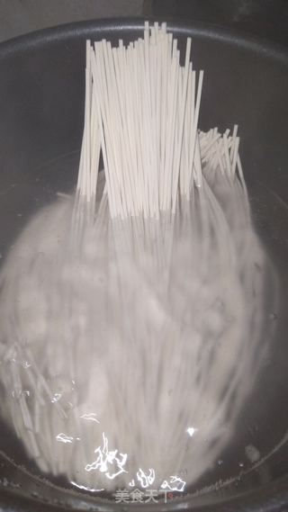 香醋腊八蒜面的做法步骤:2