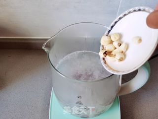 梦幻的银耳百合雪梨羹的做法步骤:5