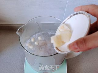 梦幻的银耳百合雪梨羹的做法步骤:7
