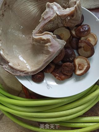 青蒜苔香菇炒猪肚的做法步骤:4