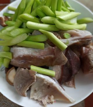 青蒜苔香菇炒猪肚的做法步骤:5