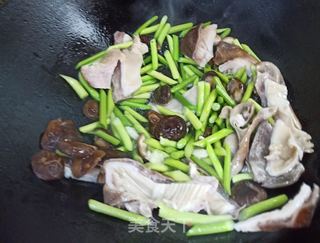 青蒜苔香菇炒猪肚的做法步骤:7