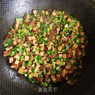 肉末豆干炒蒜苔的做法步骤：6