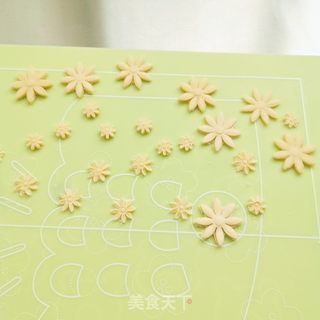 菠菜花朵馒头的做法步骤:6