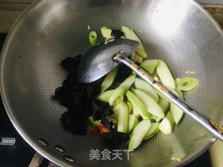 西葫芦木耳炒鸡蛋的做法步骤：5