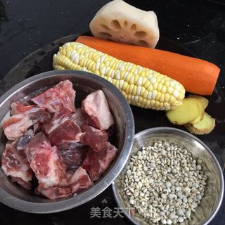 玉米萝卜莲藕骨头汤的做法步骤：1