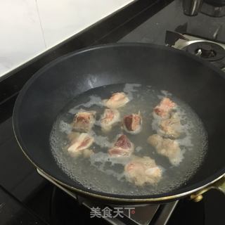 玉米萝卜莲藕骨头汤的做法步骤：2