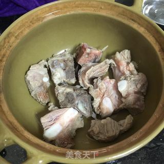 玉米萝卜莲藕骨头汤的做法步骤：3