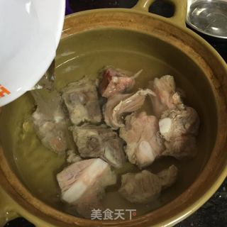 玉米萝卜莲藕骨头汤的做法步骤：4