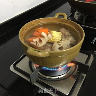 玉米萝卜莲藕骨头汤的做法步骤：5