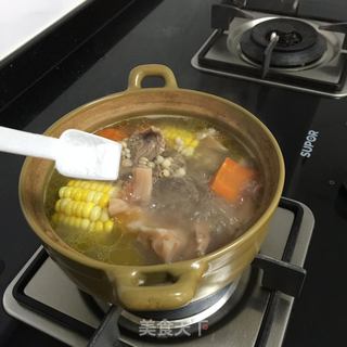玉米萝卜莲藕骨头汤的做法步骤：7