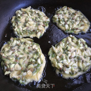 蛋香槐花饼的做法步骤：7