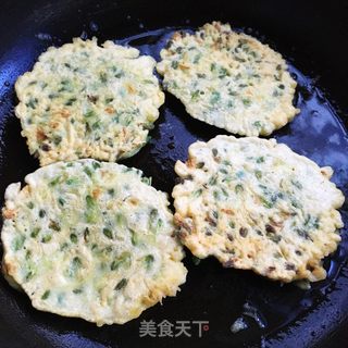 蛋香槐花饼的做法步骤：8