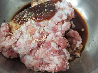 玉米面韭菜肉馅蒸饺的做法步骤:3