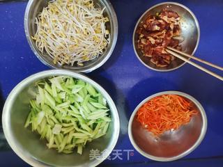 芹菜炒肉蒸面条(有的地区叫卤面)的做法步骤:2