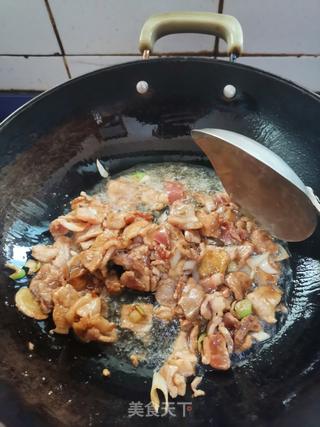 芹菜炒肉蒸面条(有的地区叫卤面)的做法步骤:4