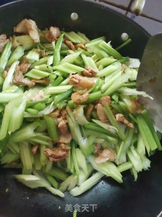 芹菜炒肉蒸面条(有的地区叫卤面)的做法步骤:5