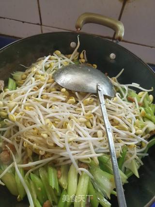 芹菜炒肉蒸面条(有的地区叫卤面)的做法步骤:6