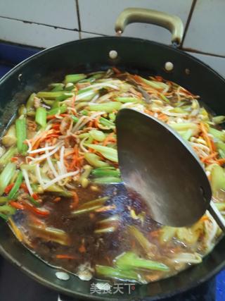 芹菜炒肉蒸面条(有的地区叫卤面)的做法步骤:8