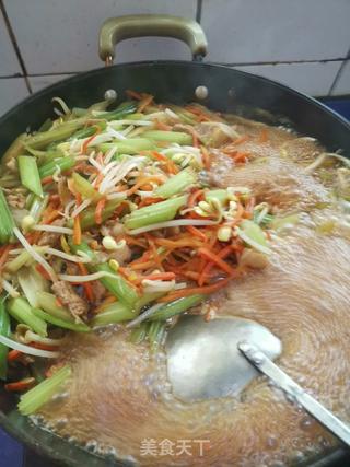 芹菜炒肉蒸面条(有的地区叫卤面)的做法步骤:9