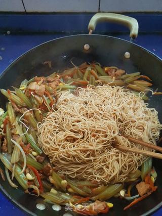 芹菜炒肉蒸面条(有的地区叫卤面)的做法步骤:10