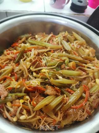 芹菜炒肉蒸面条(有的地区叫卤面)的做法步骤:11