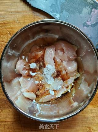 紫苏辣椒炒鸡丝的做法步骤:3