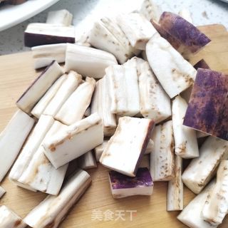腊鸭腿茄子煲的做法步骤:3