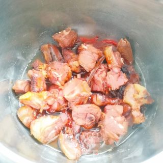 腊鸭腿茄子煲的做法步骤:7